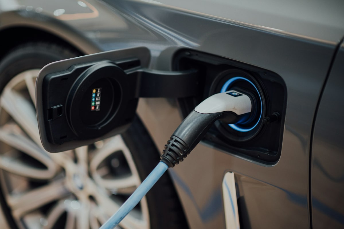 Borne de recharge branchée à une voiture
