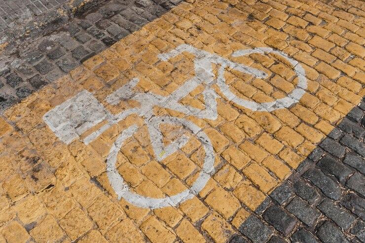 Un logo vélo sur les pavés d'une route