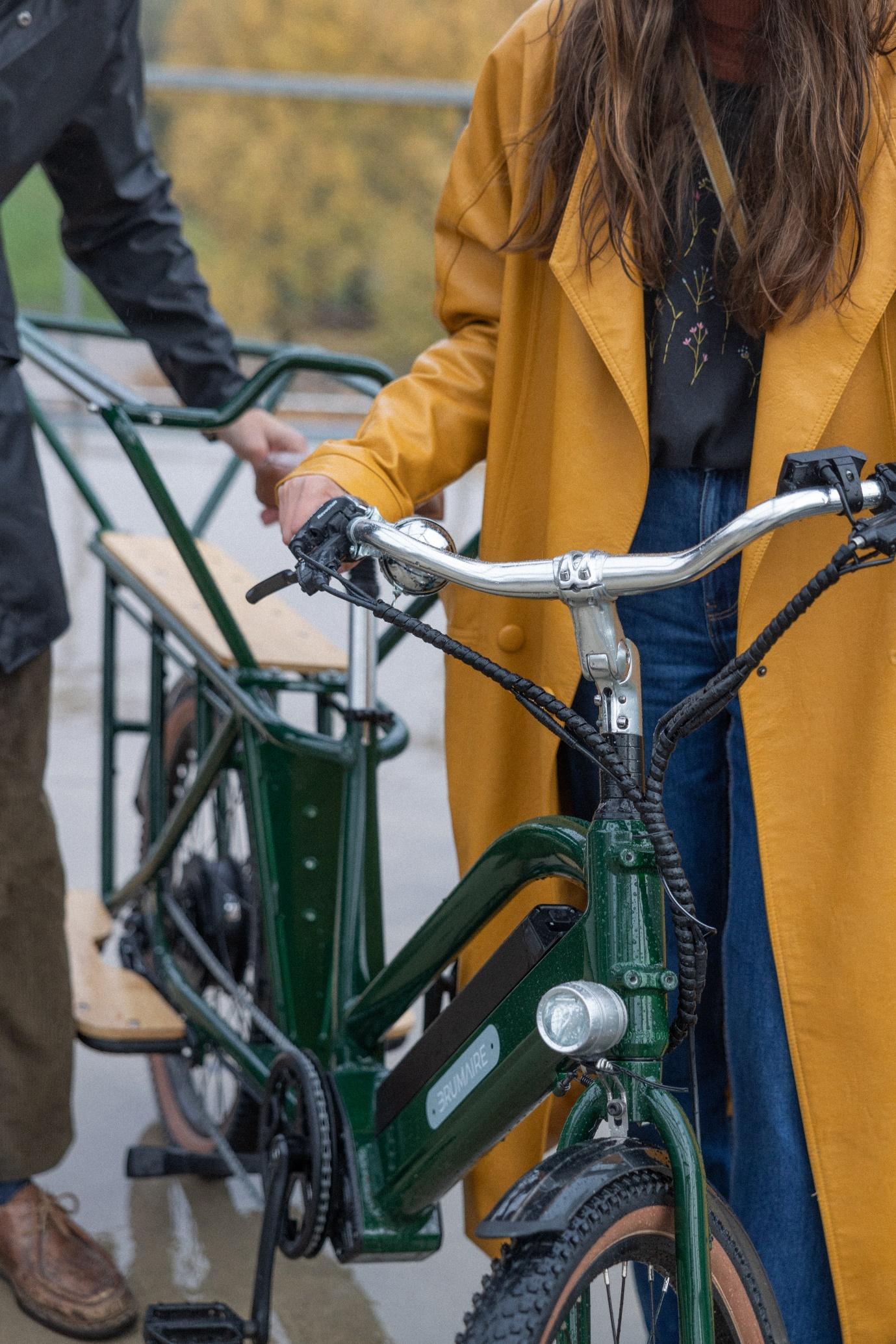 Un couple qui utilise un vélo électrique longtail