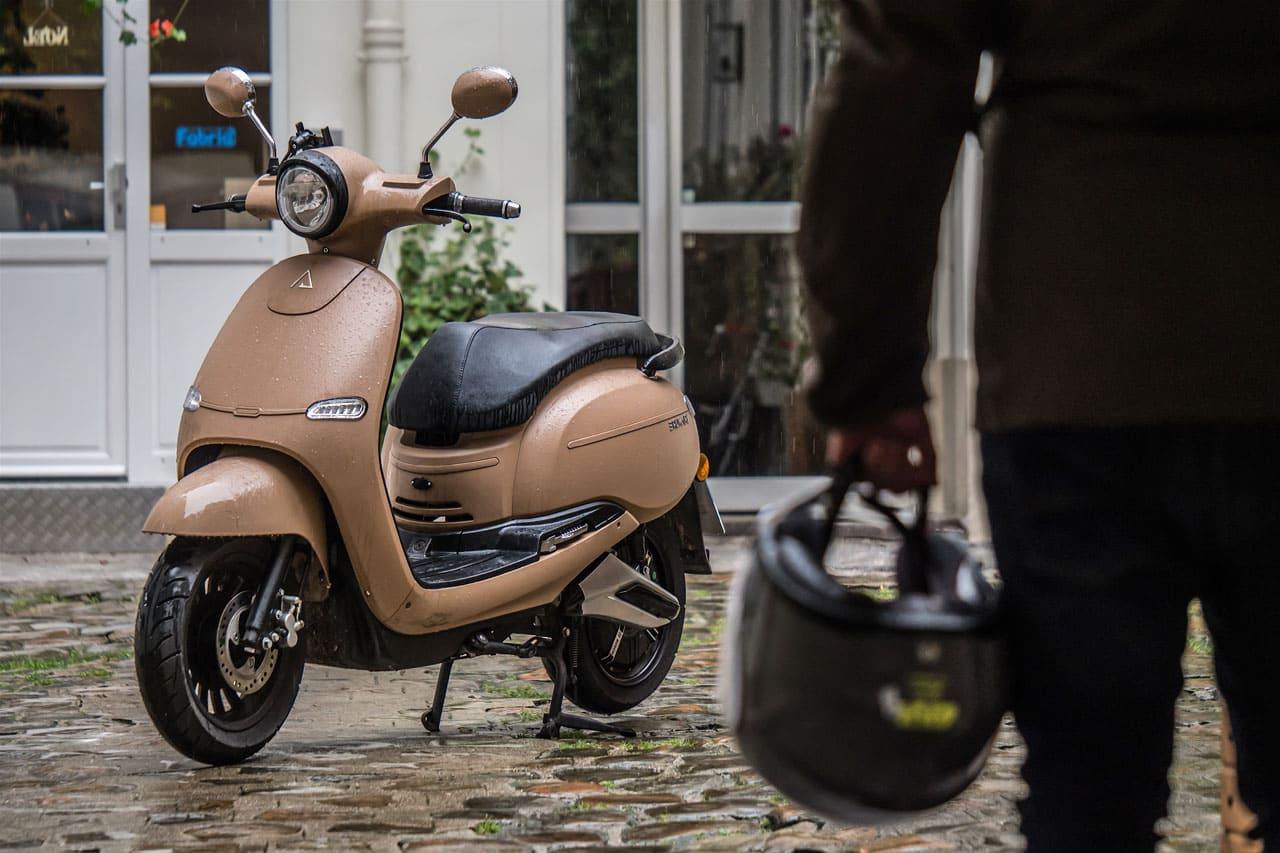 Un scooter de chez Brumaire qui est garé