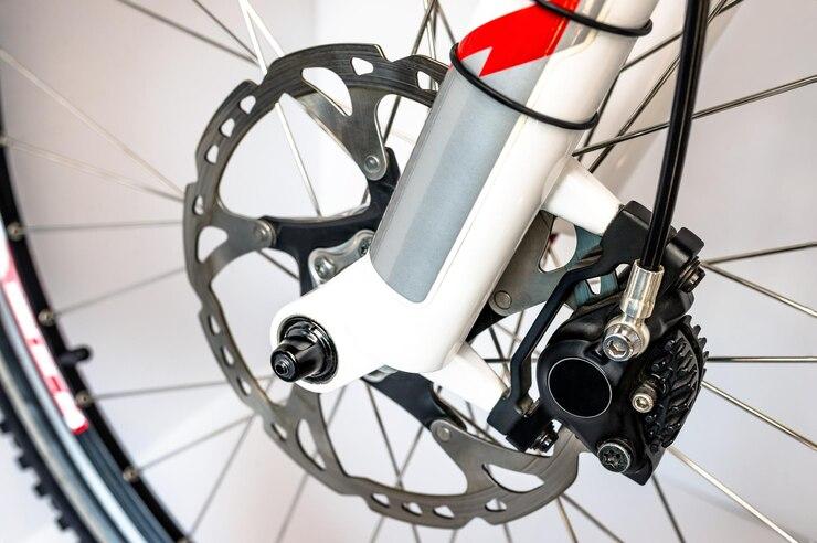 Des freins à disque hydrauliques sur un vélo électrique