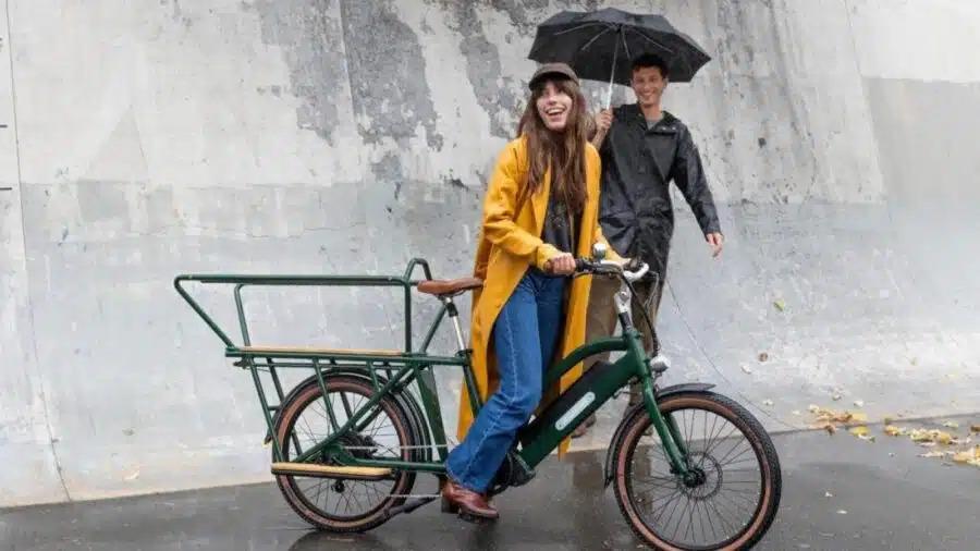 Un couple sur un vélo longtail Nebula
