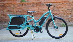 Un vélo électrique cargo bleu