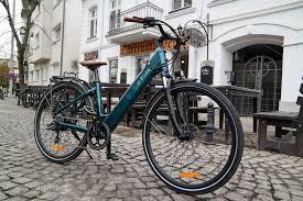 Un vélo électrique Fiido en pleine rue