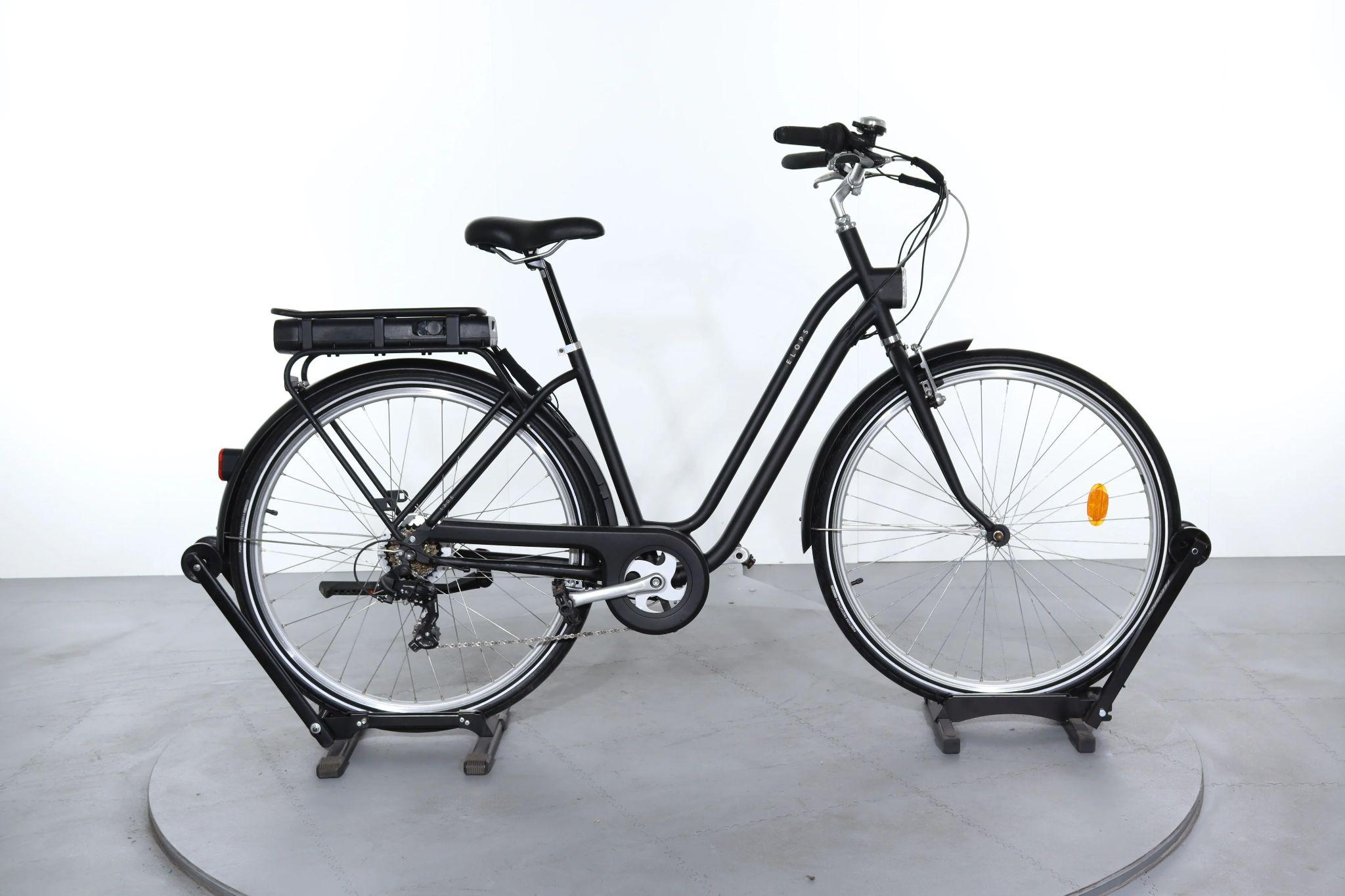 Vélo noir qui est sur des reposes roues