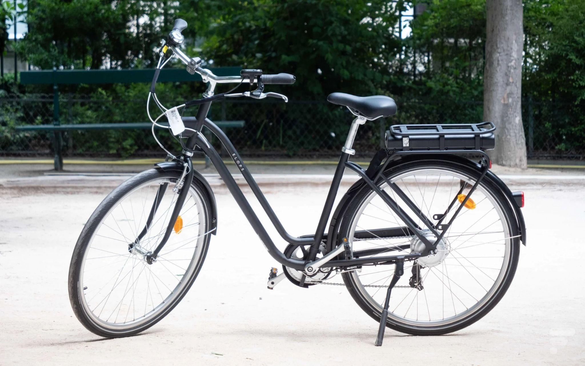 Un vélo sur béquille dans un parc