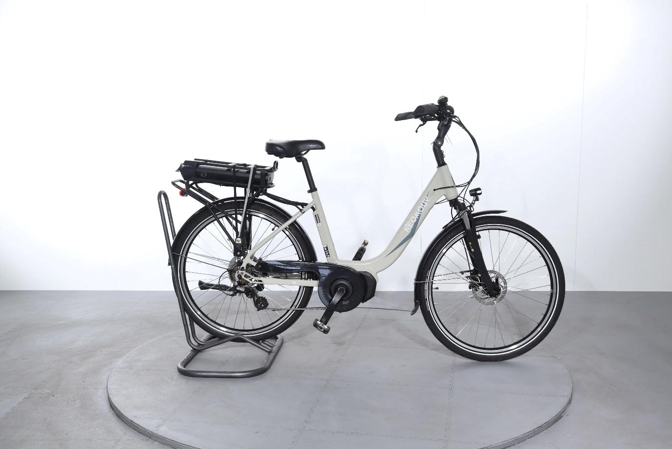 Un vélo neomouv gris électrique