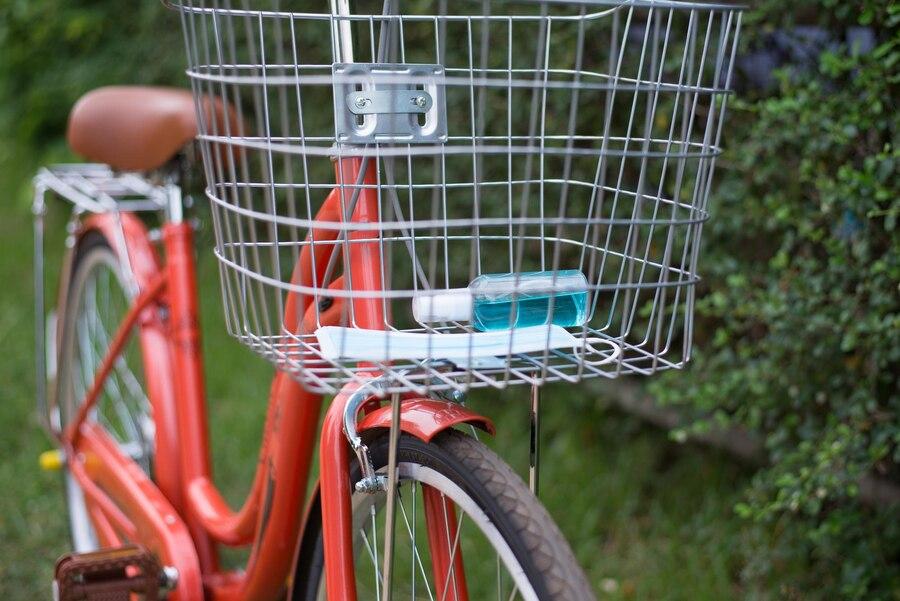 Un vélo électrique avec un panier en métal à l'avant