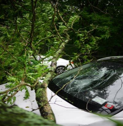 voiture blanche pare brise brisé
